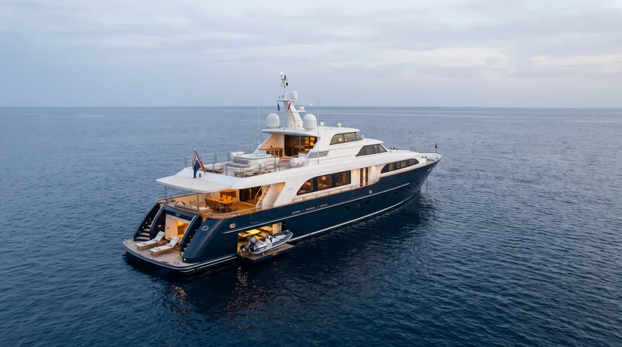 Eine Motoryacht in Fahrt in einer Bucht, ihre Decks Punkt für Punkt markiert