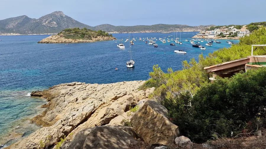 Ein Tag mit dem Motorboot vor Mallorca: Buchten im Südwesten