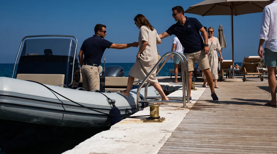 Wie eine Yacht einen Tisch bucht