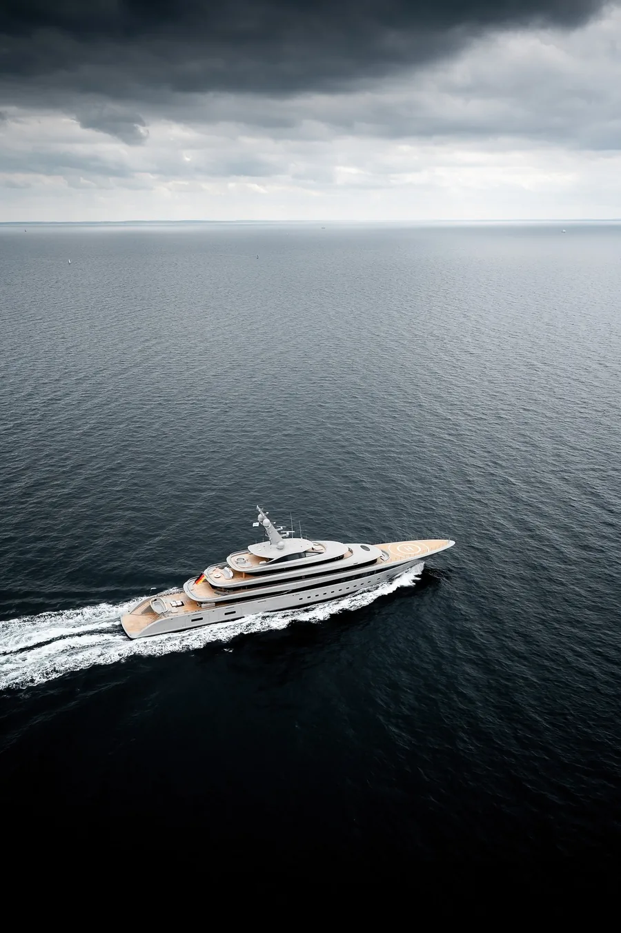 Aufbauten und Mast der Lürssen-Yacht NIXIE aus der Nähe
