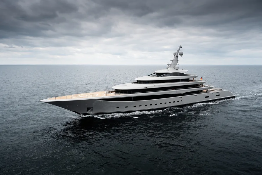 Die Lürssen-Yacht NIXIE vom Bug aus gesehen auf grauer See