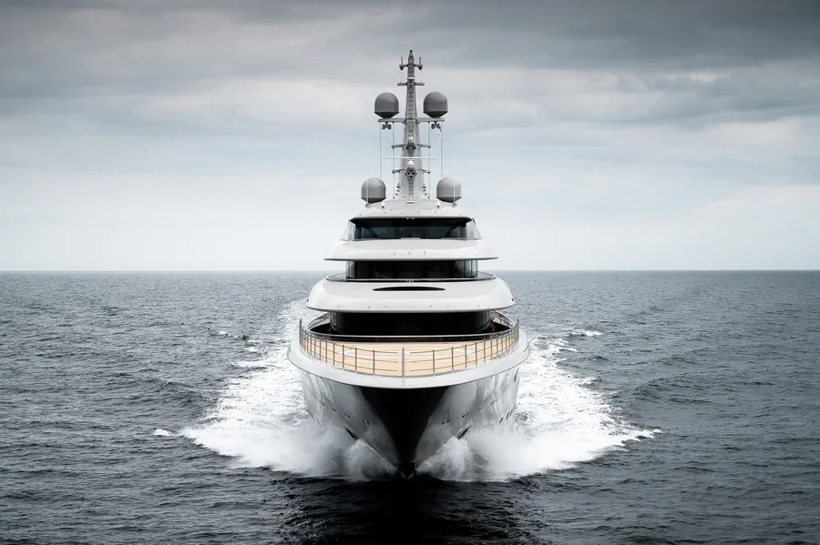 Die Lürssen-Yacht NIXIE frontal in Fahrt, mit Bugwelle zu beiden Seiten