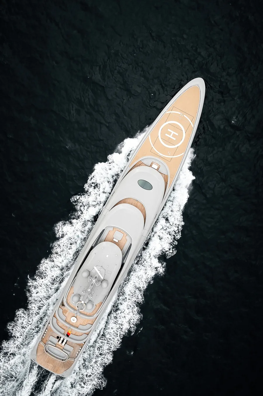 Die Lürssen-Yacht NIXIE senkrecht von oben, vorn das Helideck, achtern die Heckwelle