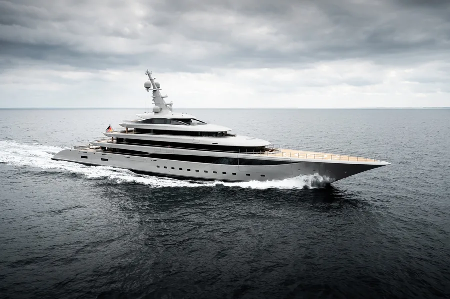 Die 102,4 Meter lange Lürssen-Motoryacht NIXIE in Fahrt unter grauem Himmel